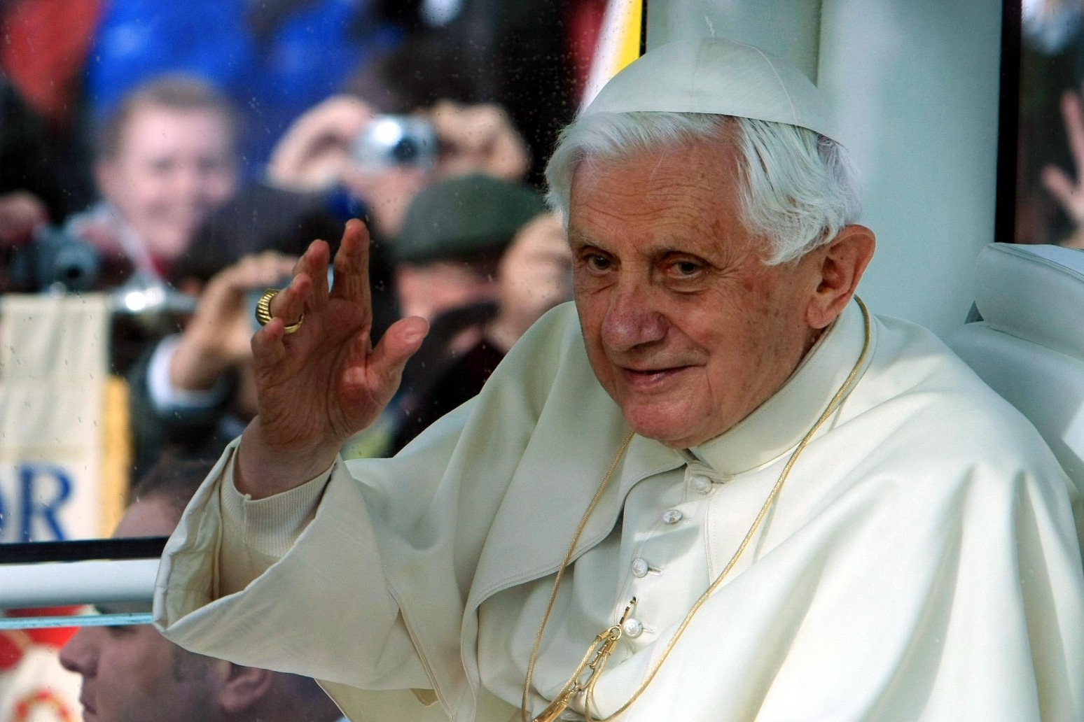 Thousands pour into St Peter’s for funeral of former Pope Benedict XVI 